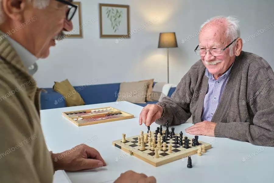 عکس پیرمردها در حال شطرنج بازی کردن