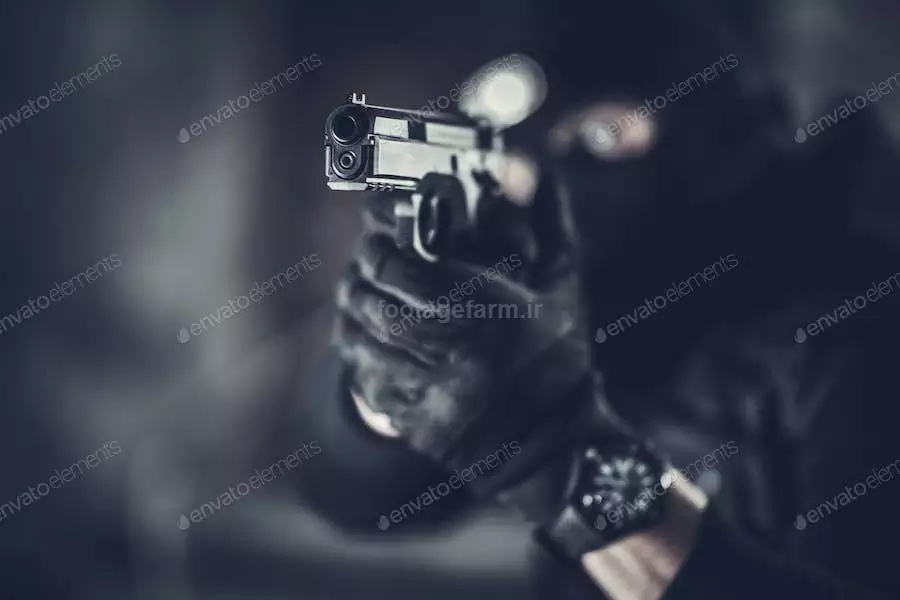 عکس پلیس در حال شلیک با اسلحه