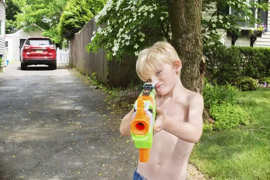 عکس پسر بچه با تفنگ آبپاچ