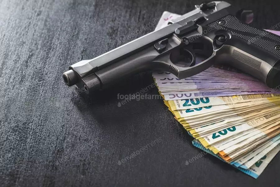 عکس تهدید به پول با اسلحه