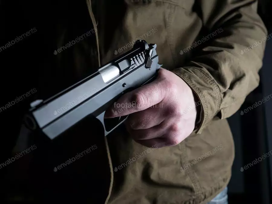 عکس مرد در حال تهدید با اسلحه