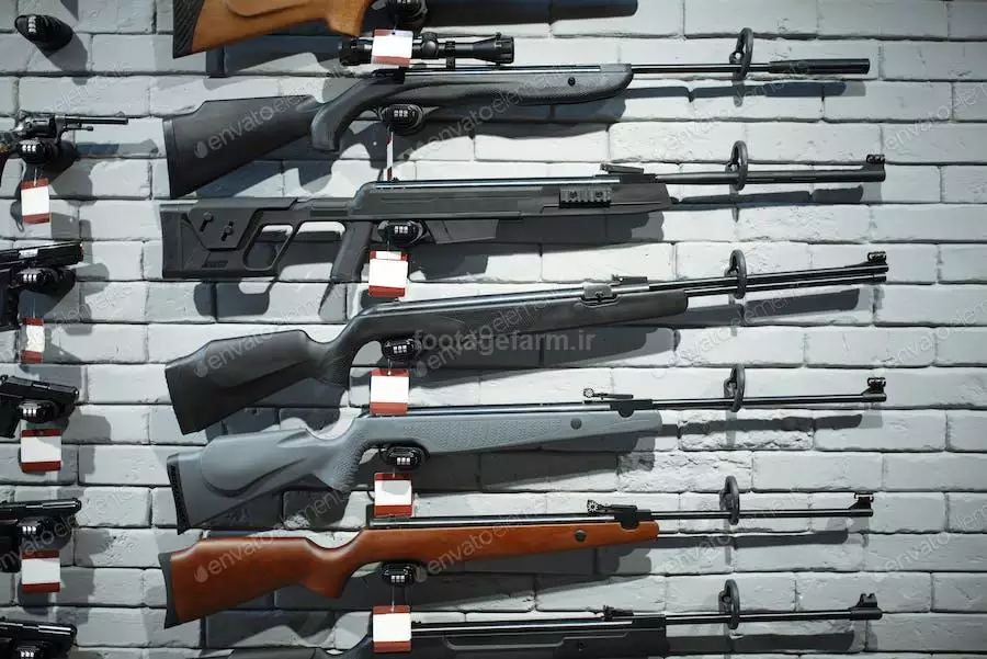 عکس تفنگ گلوله زنی در مغازه اسلحه فروشی