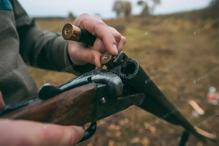 عکس شکارچی در حال پر کردن تفنگ
