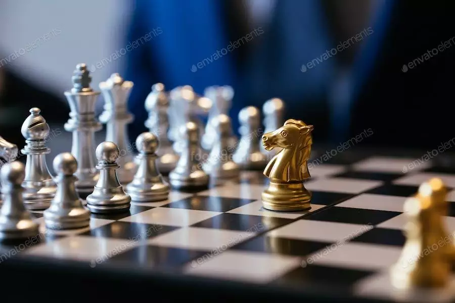 عکس مهره فیل در برابر مهره های سفید شطرنج
