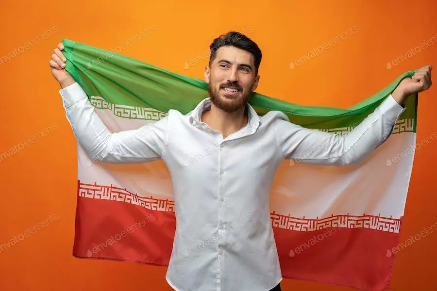 عکس مرد با پرچم ایران