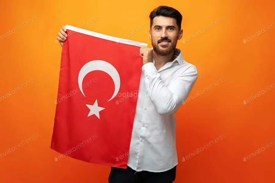 عکس مرد ترک با پرچم ترکیه