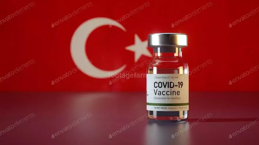 عکس تزریق واکسن کووید در کنار پرچم ترکیه