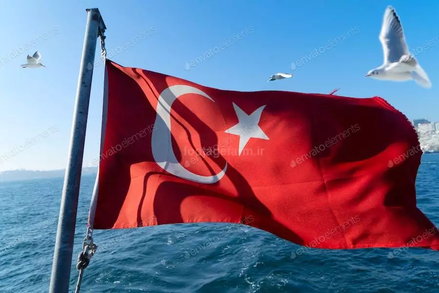 عکس پرچم ترکیه در آسمان آبی استانبول