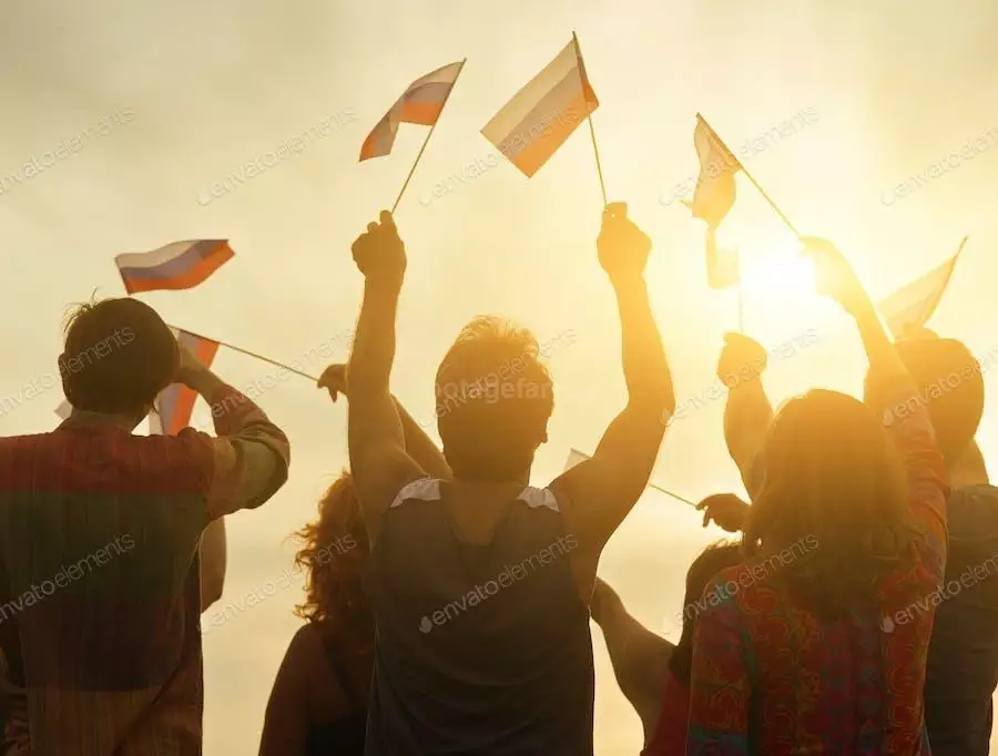 عکس مردم با پرچم روسیه به دست