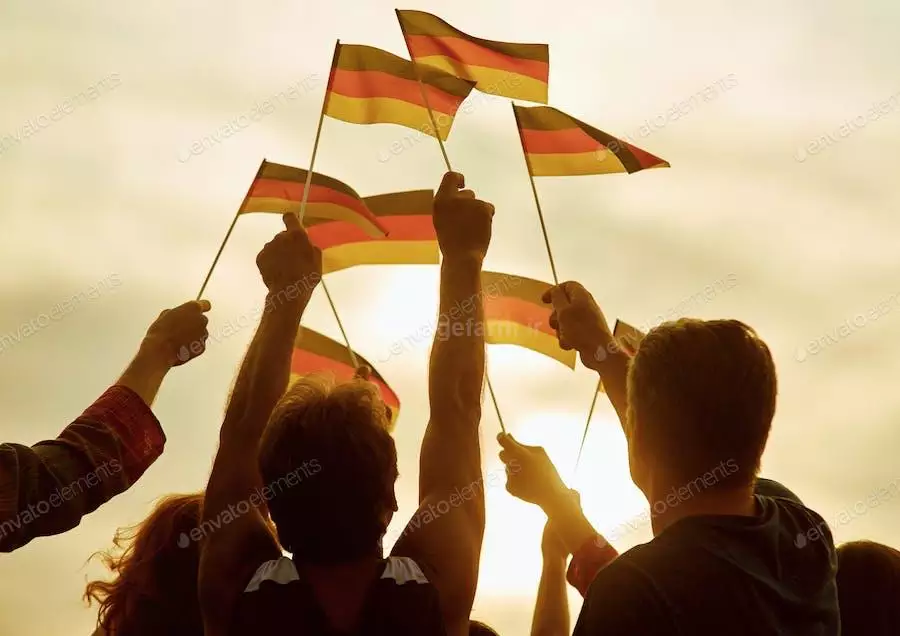 عکس پرچم آلمان در دست مردم