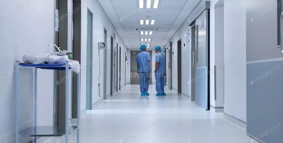 عکس جراحان در راهروی بیمارستان