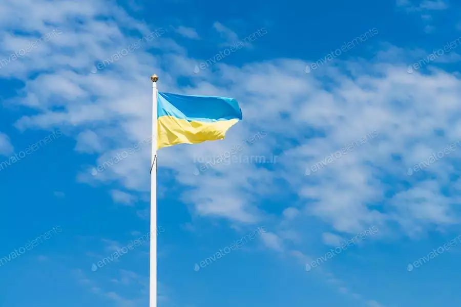 عکس پرچم اوکراین در آسمان آبی
