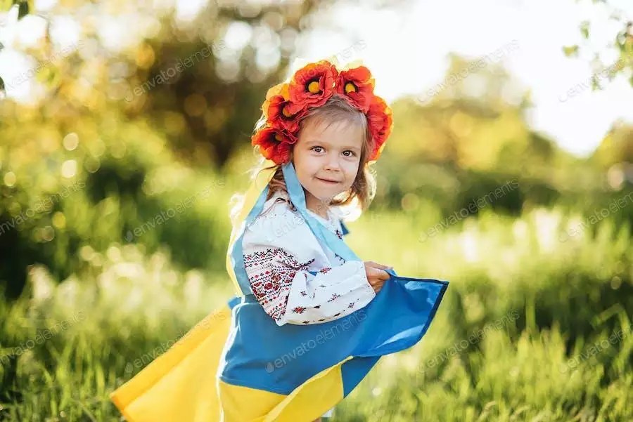 عکس دختربچه با پرچم اوکراین
