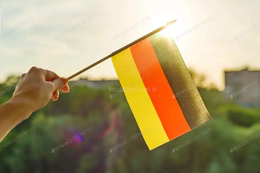 عکس پرچم آلمان در دست
