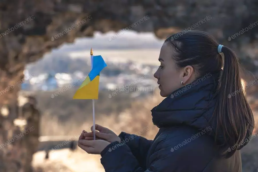 عکس زن با پرچم اوکراین