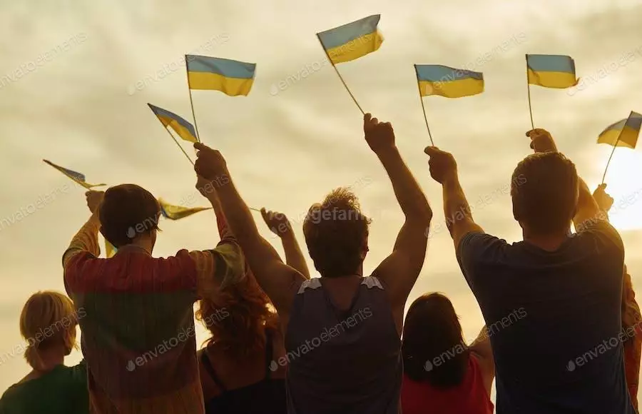 عکس پرچم اوکراین در دست مردم