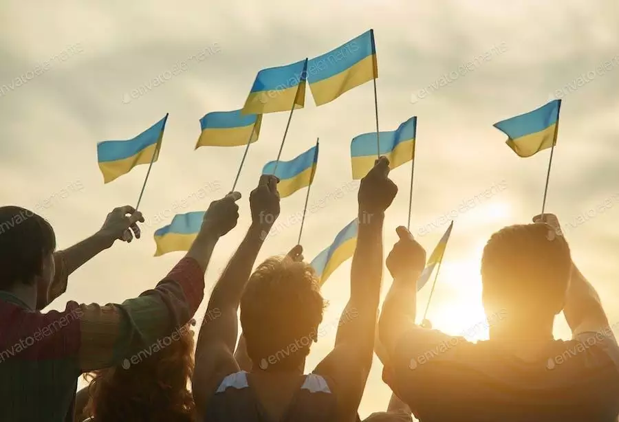 عکس مردم با پرچم اوکراین در دست