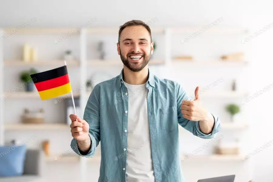عکس مرد خوشحال با پرچم آلمان