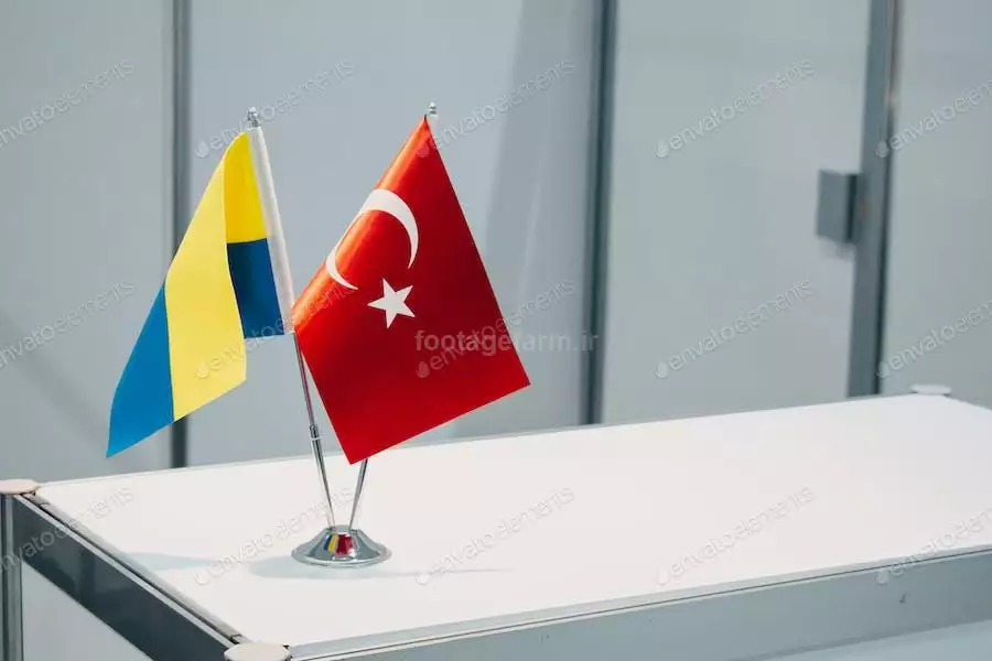 عکس پرچم های ترکیه و اوکراین روی میز